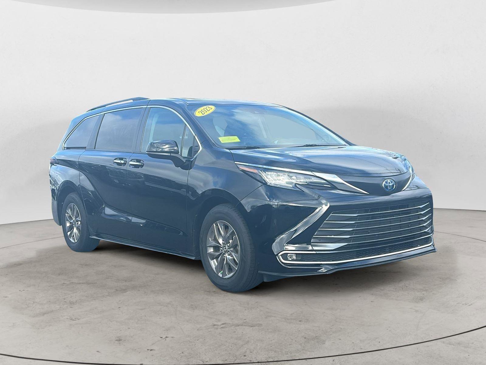 Used 2023 Toyota Sienna XLE image 1