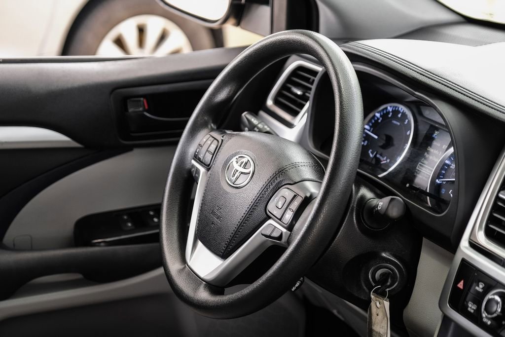 Used 2019 Toyota Highlander LE FWD image 11