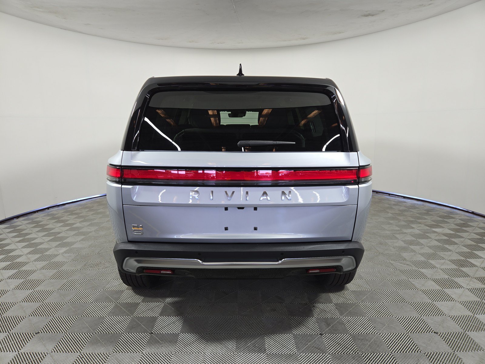 Used 2024 Rivian R1S Adventure AWD/4WD image 4