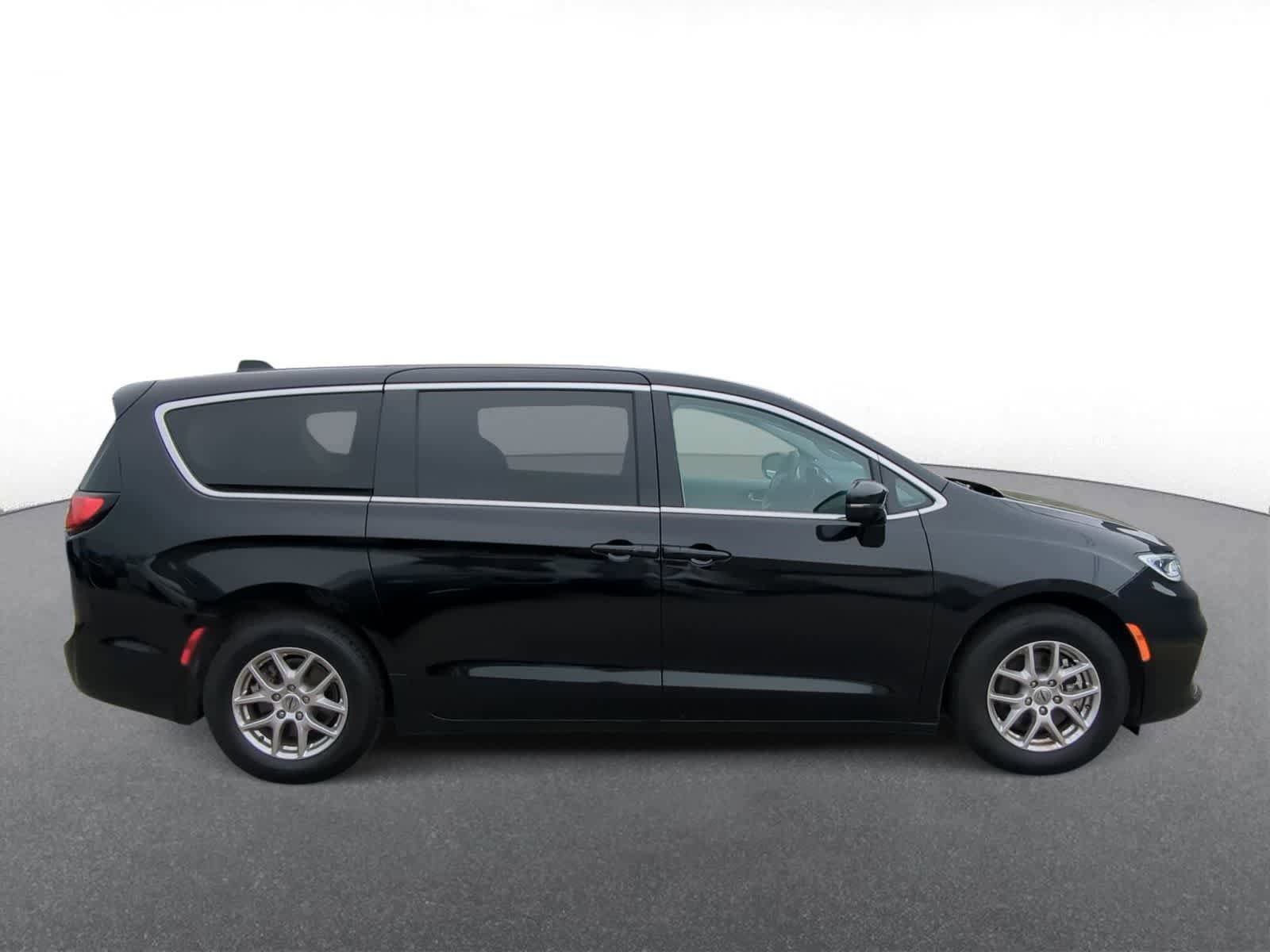 Used 2024 Chrysler Pacifica Touring-L FWD image 9