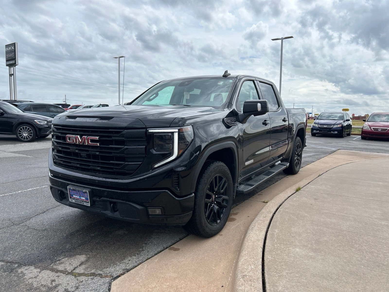 Used 2025 GMC Sierra 1500 Elevation w/ Elevation Premium Package AWD/4WD image 1
