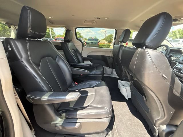 Used 2023 Chrysler Pacifica Touring-L FWD image 11