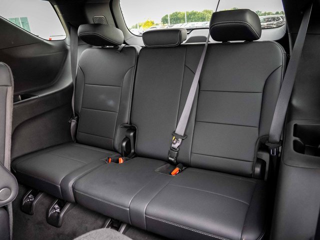 Used 2025 Chevrolet Traverse LT image 16