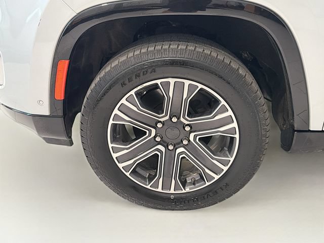 Used 2022 Jeep Wagoneer Series III AWD/4WD image 29