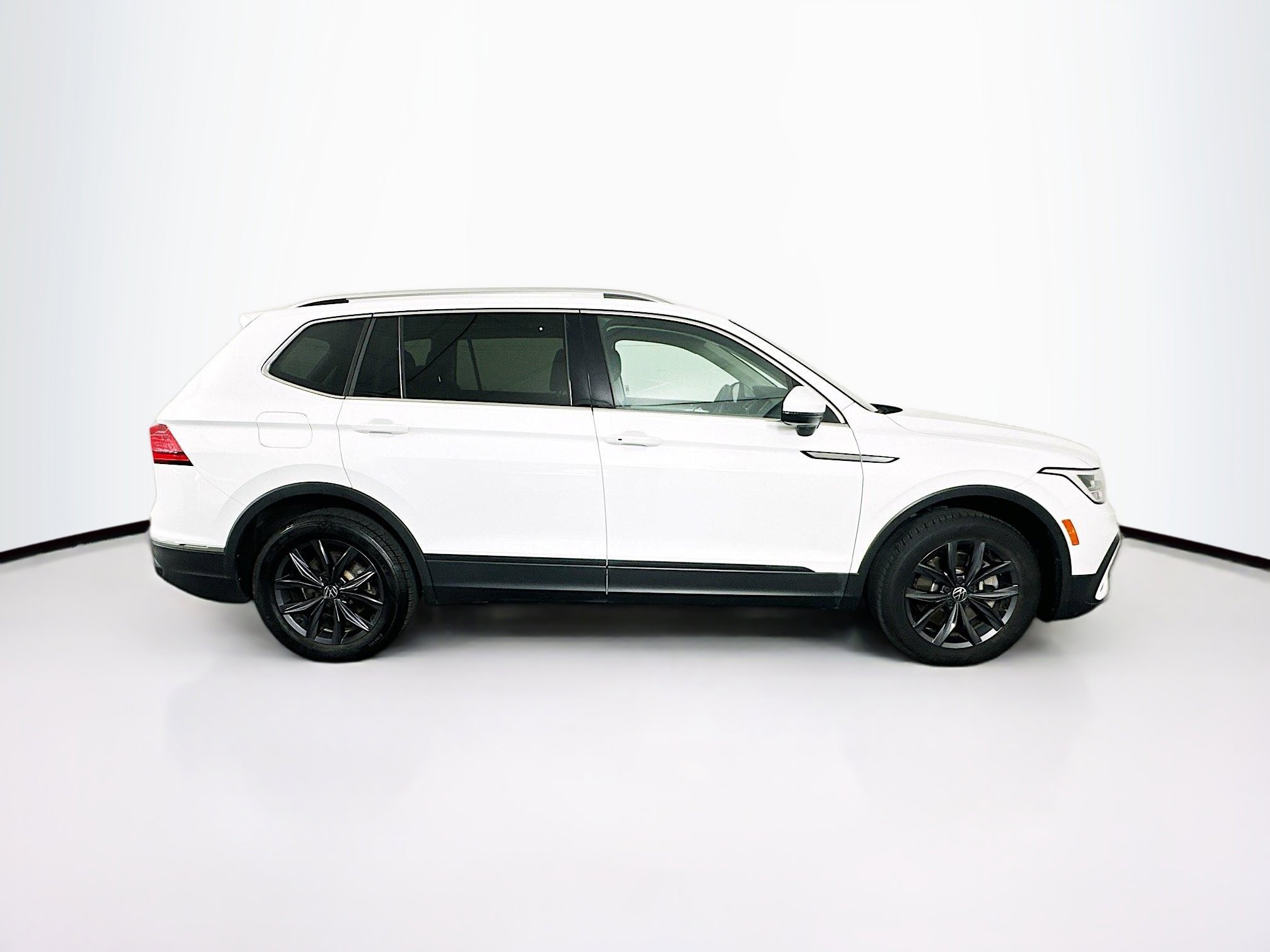 Used 2022 Volkswagen Tiguan SE w/ Panoramic Sunroof Package FWD image 10