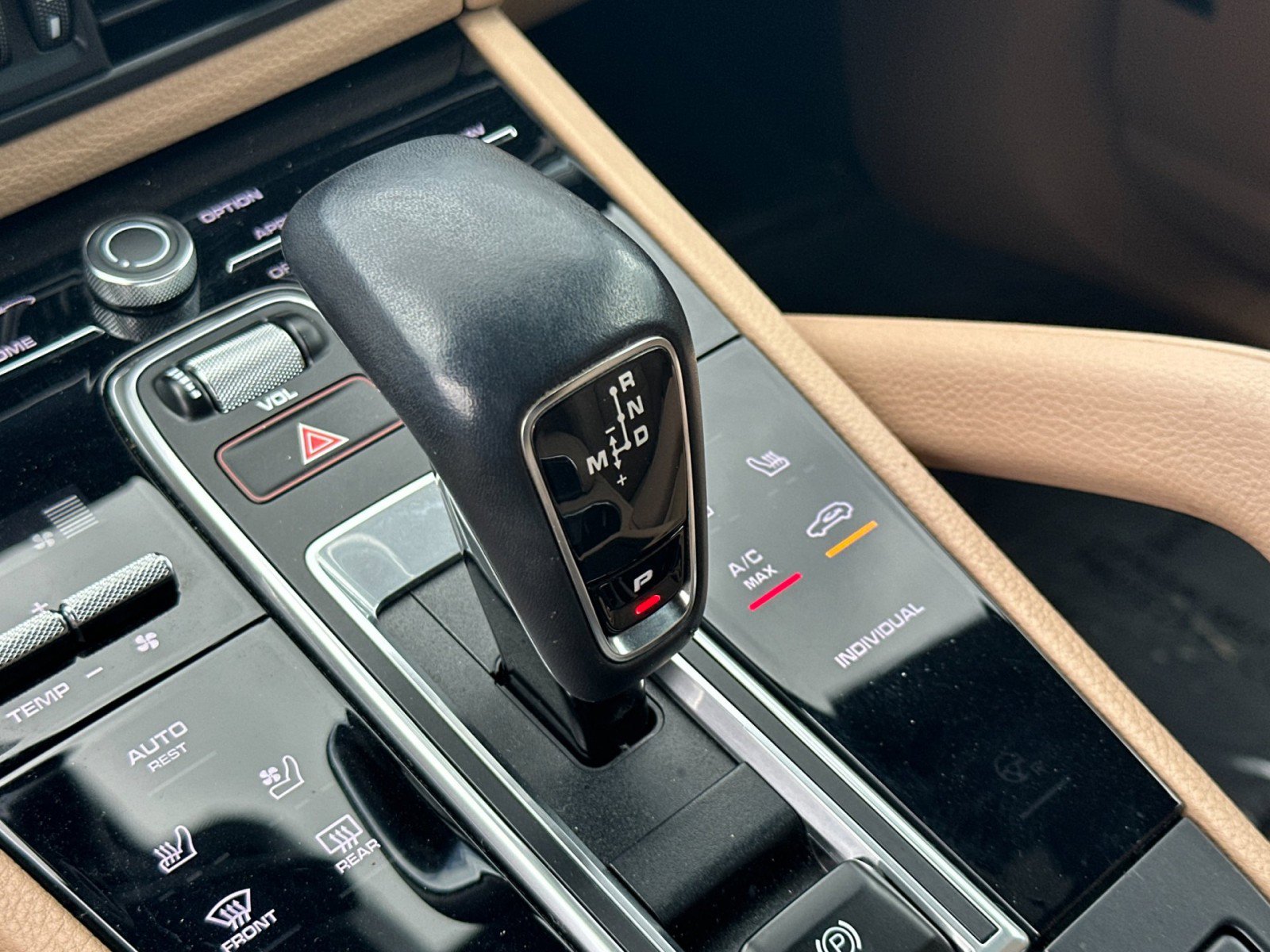 Certified 2023 Porsche Cayenne Platinum Edition image 22