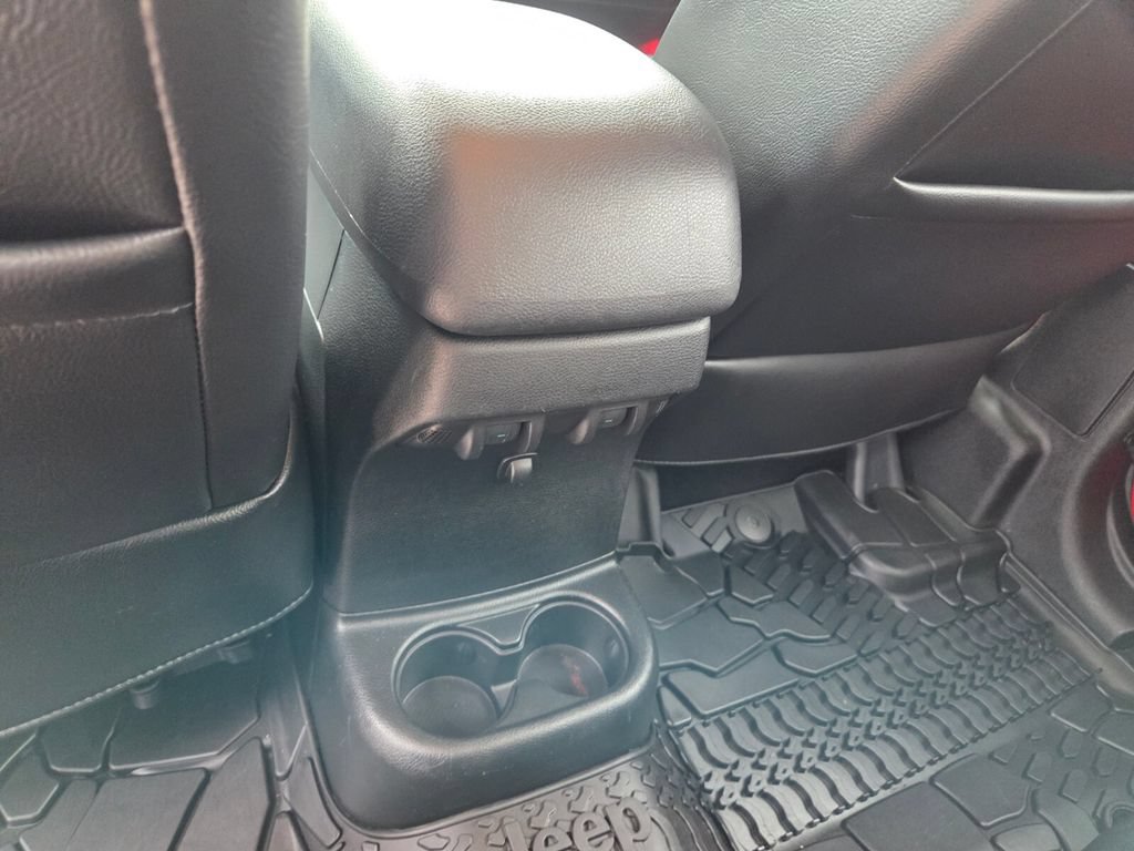 Used 2018 Jeep Wrangler Unlimited Sahara w/ Connectivity Group AWD/4WD image 9