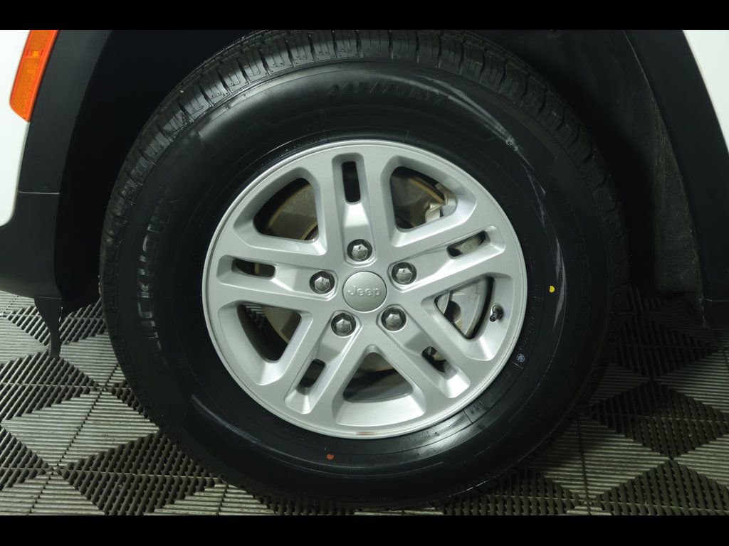 Used 2024 Jeep Grand Cherokee Laredo image 7
