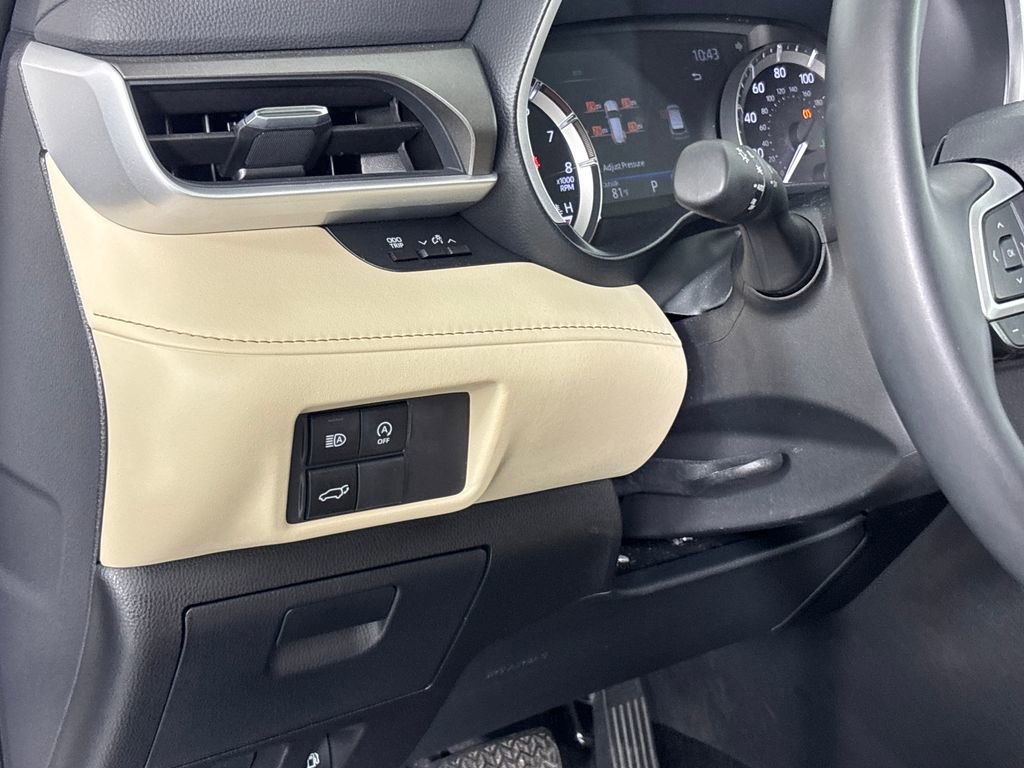 Certified 2025 Toyota Highlander XLE image 12