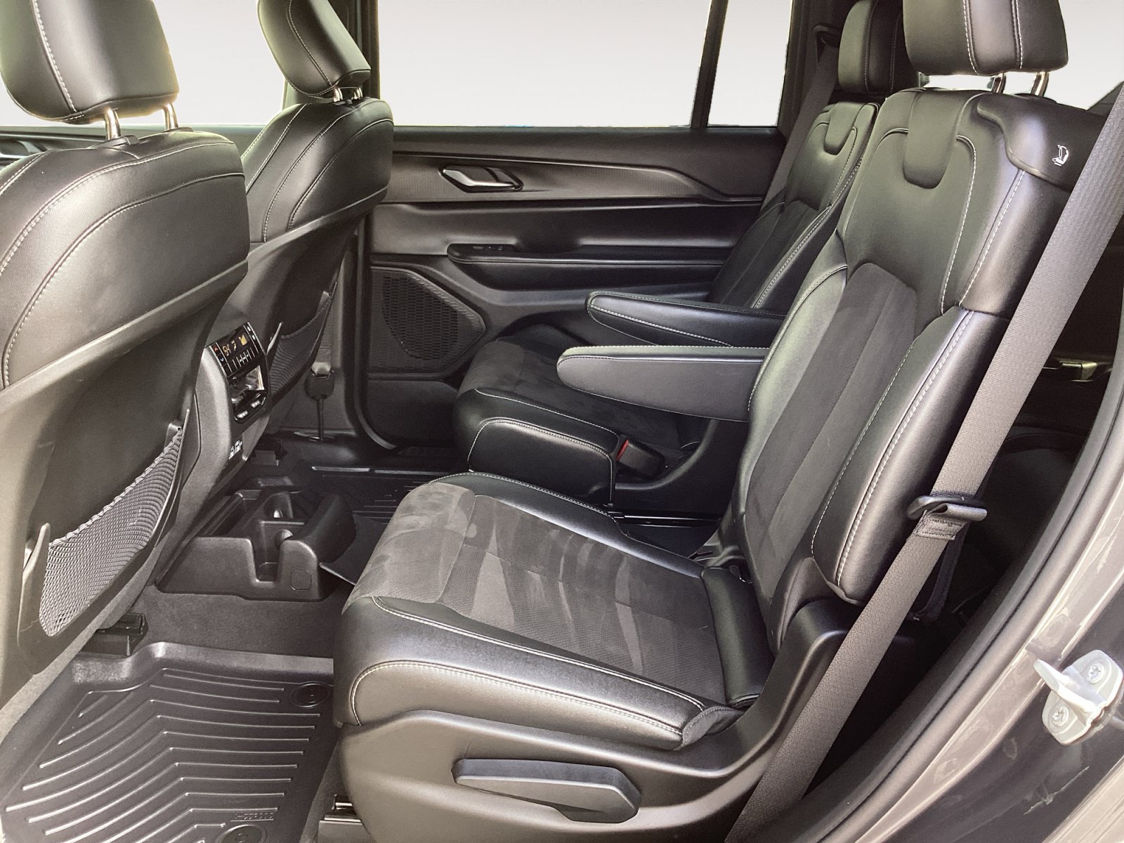 Used 2023 Jeep Grand Cherokee L Laredo AWD/4WD image 27