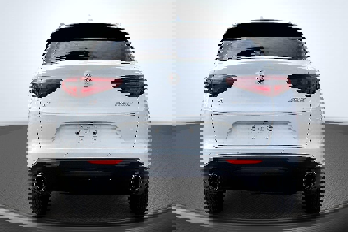 Used 2018 Alfa Romeo Stelvio AWD image 4