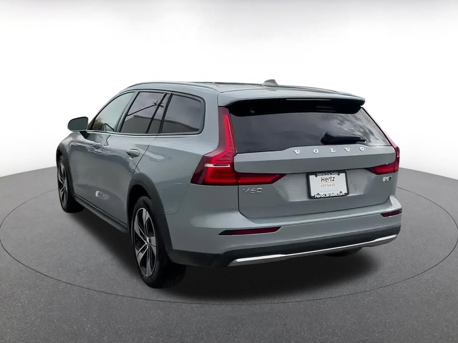 Used 2025 Volvo V60 B5 Cross Country Plus image 11