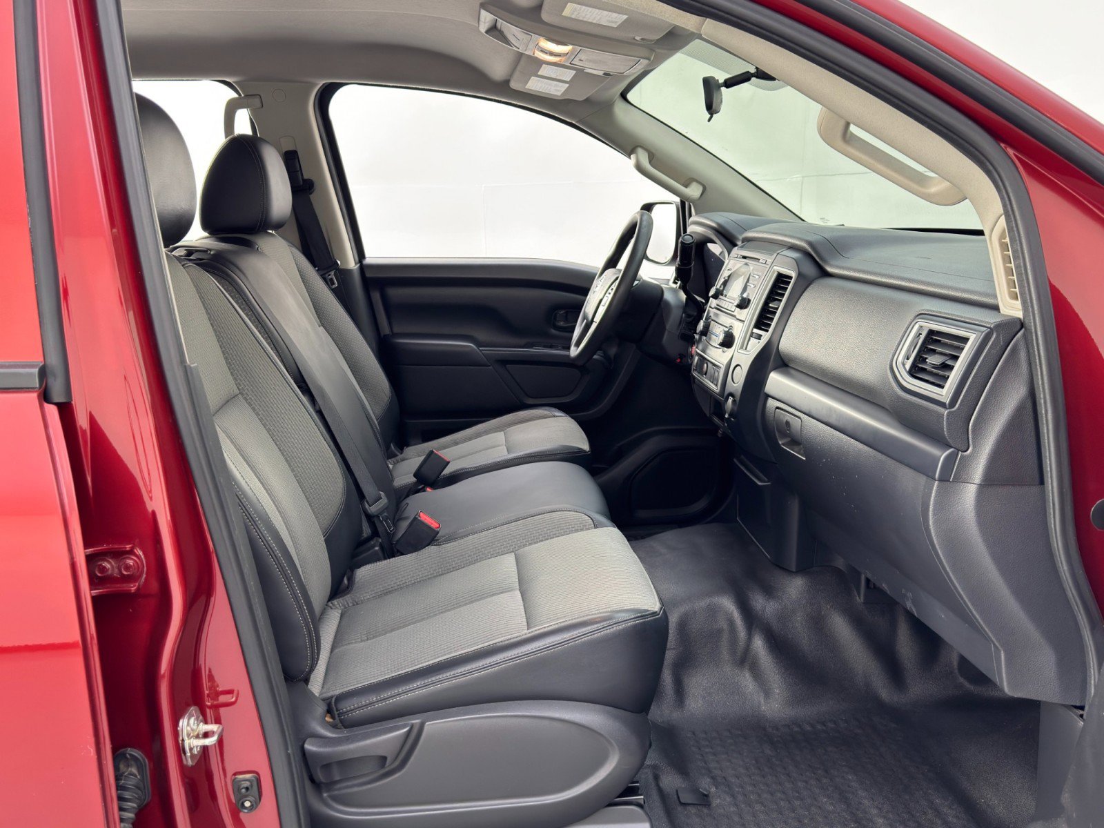 Used 2017 Nissan Titan S image 13