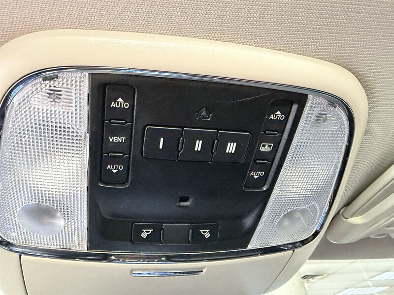 Used 2019 Chrysler 300 Limited RWD image 17