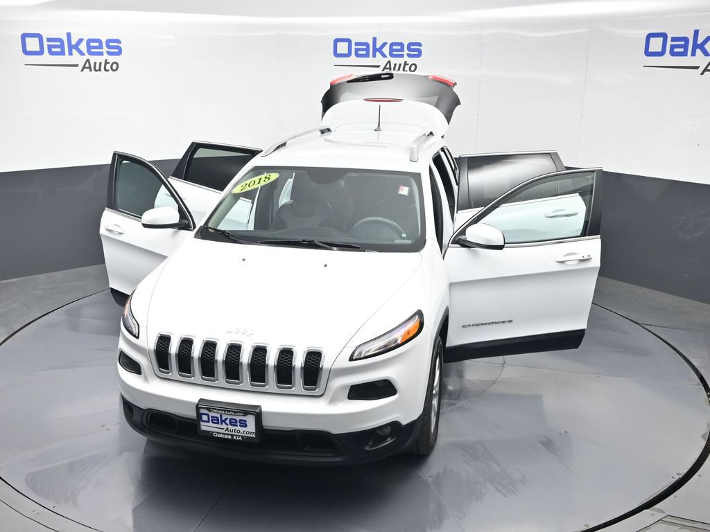 Used 2018 Jeep Cherokee Latitude Plus w/ Cold Weather Group AWD/4WD image 56