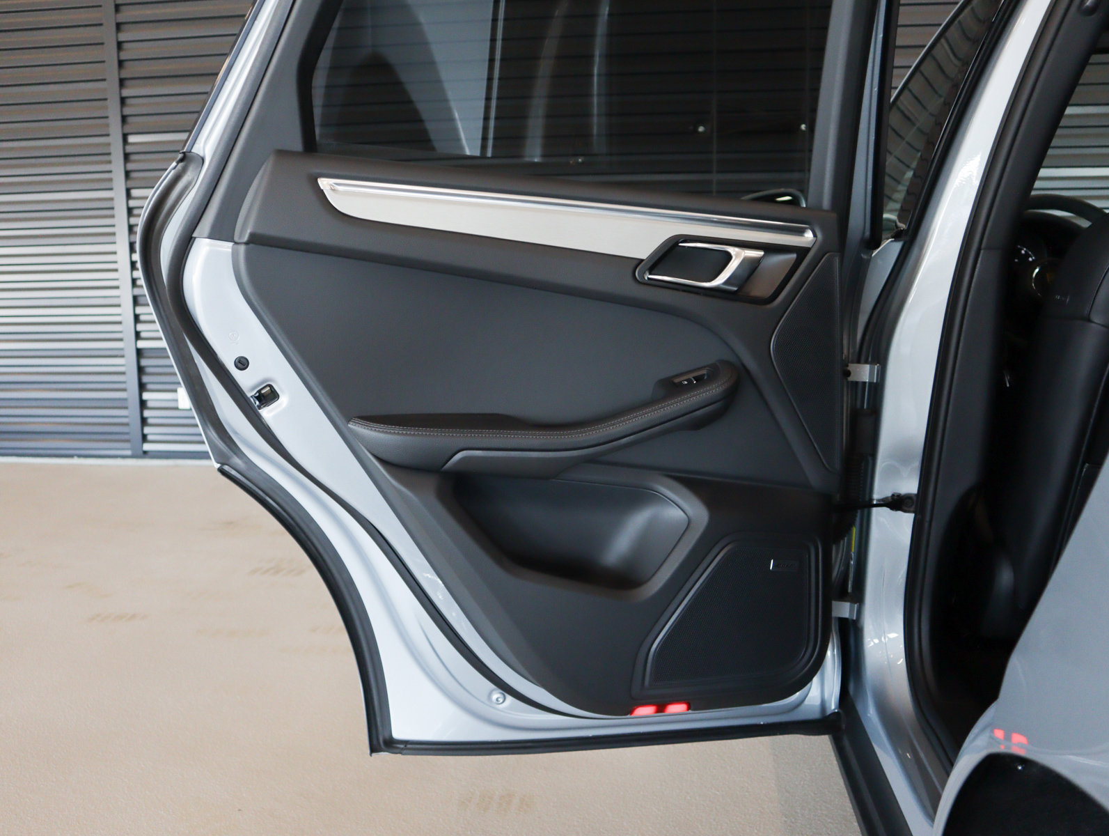 Used 2025 Porsche Macan image 25