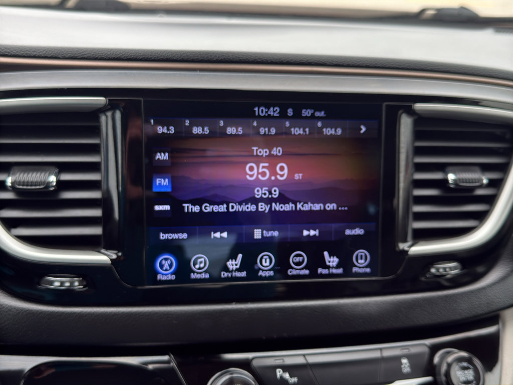 Used 2017 Chrysler Pacifica Touring-L image 17