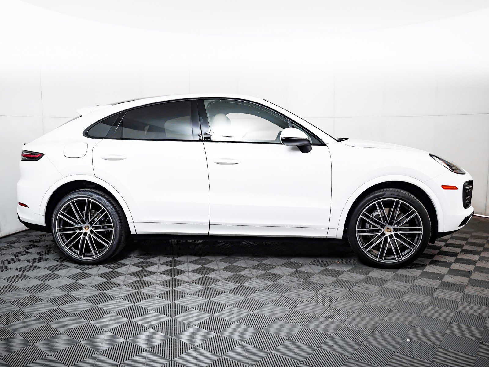 Used 2023 Porsche Cayenne Platinum Edition image 9