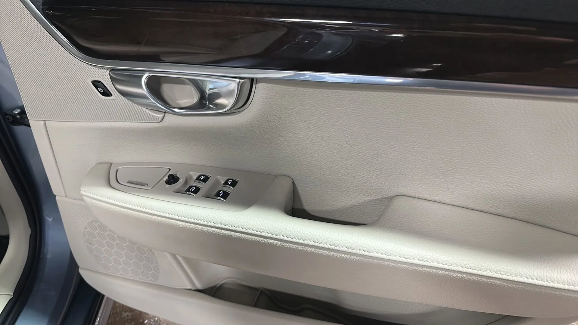 Used 2020 Volvo S90 T6 Momentum image 16