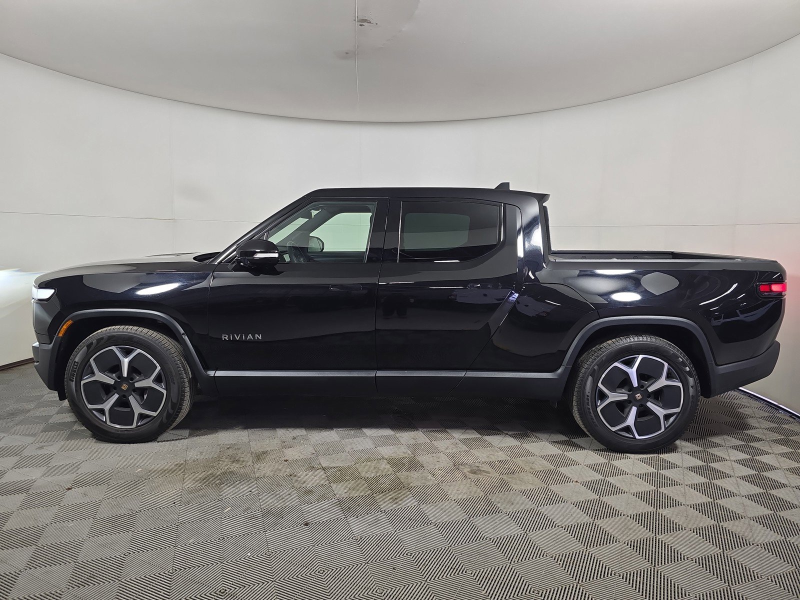 Used 2024 Rivian R1T Adventure AWD/4WD image 2