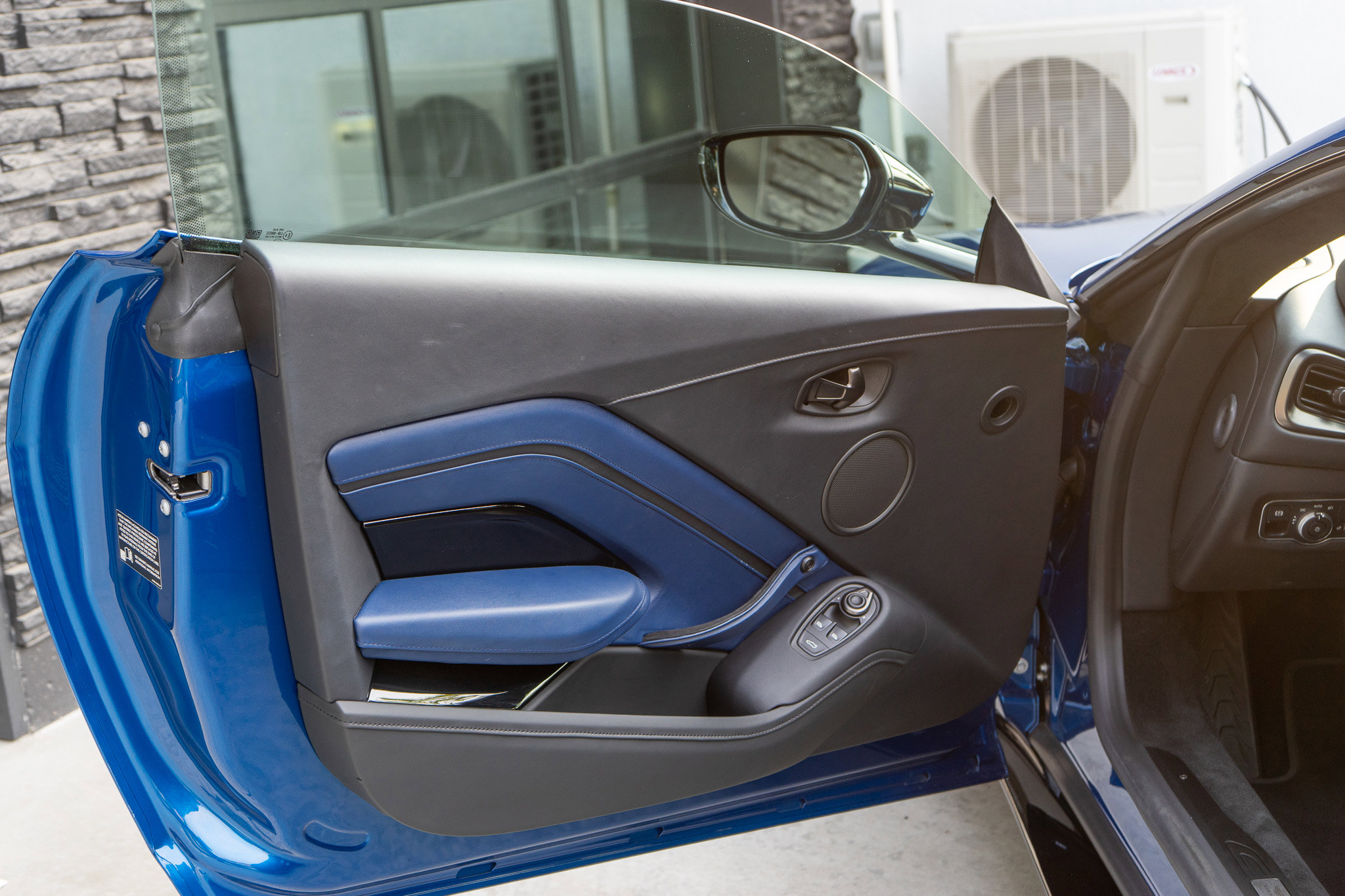 Used 2022 Aston Martin V8 Vantage Coupe image 20