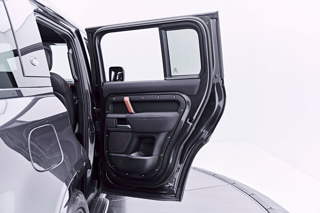 Used 2023 Land Rover Defender 110 X AWD/4WD image 38