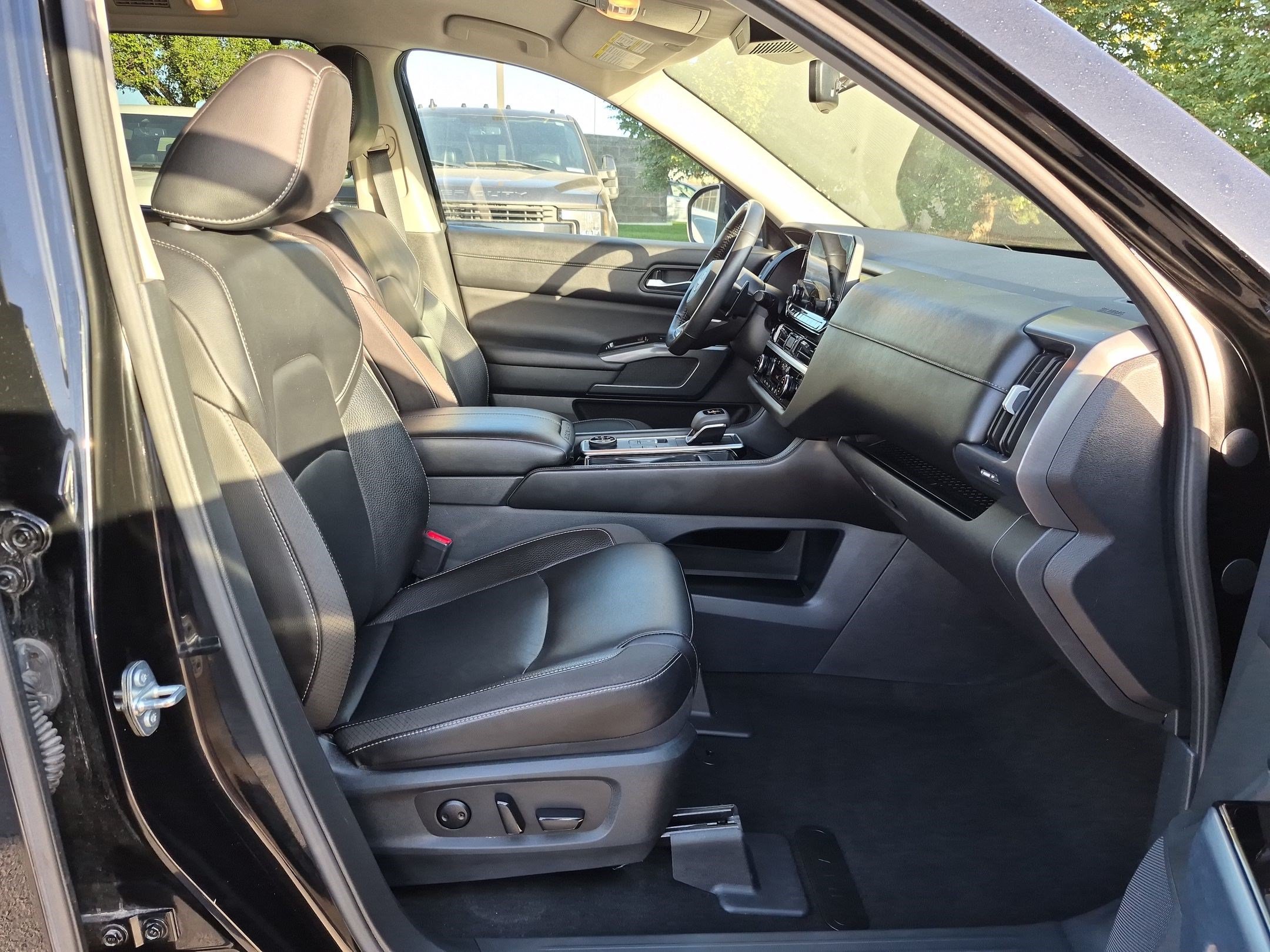 Used 2025 Nissan Pathfinder SL AWD/4WD image 34