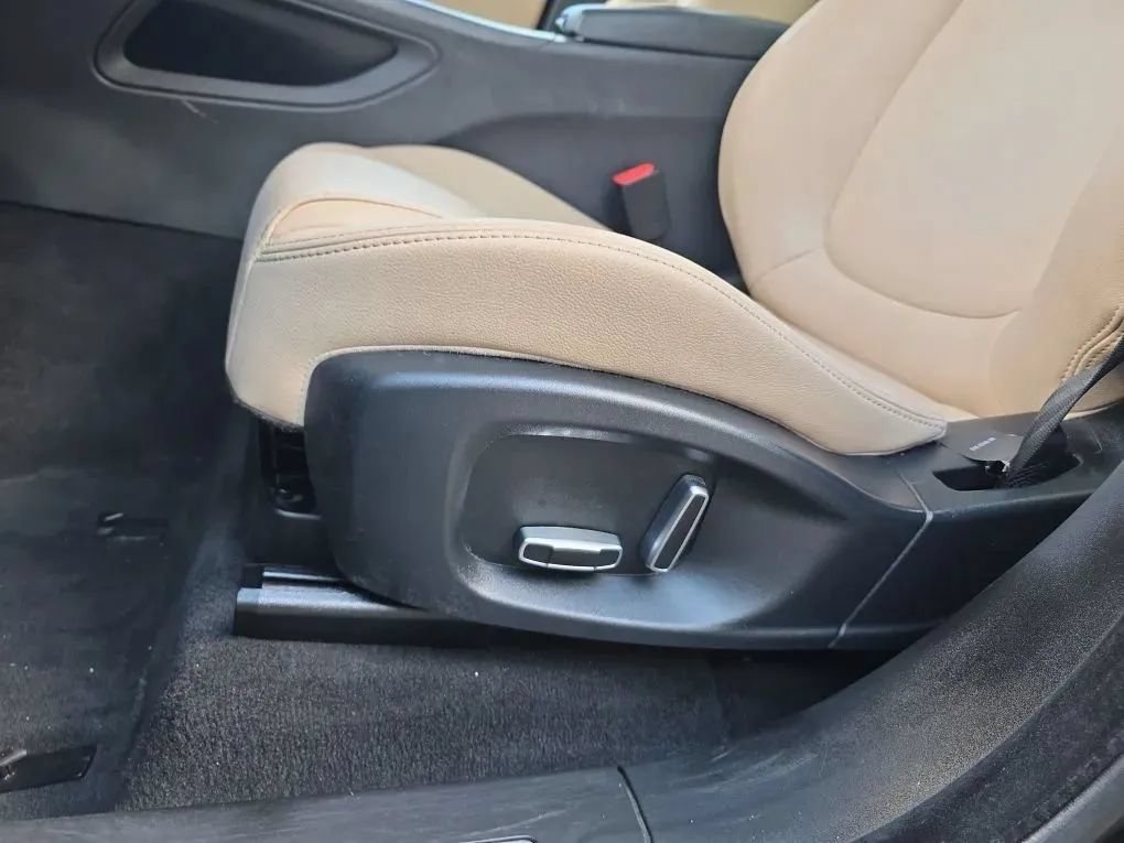 Used 2019 Jaguar F-PACE Premium AWD/4WD image 16