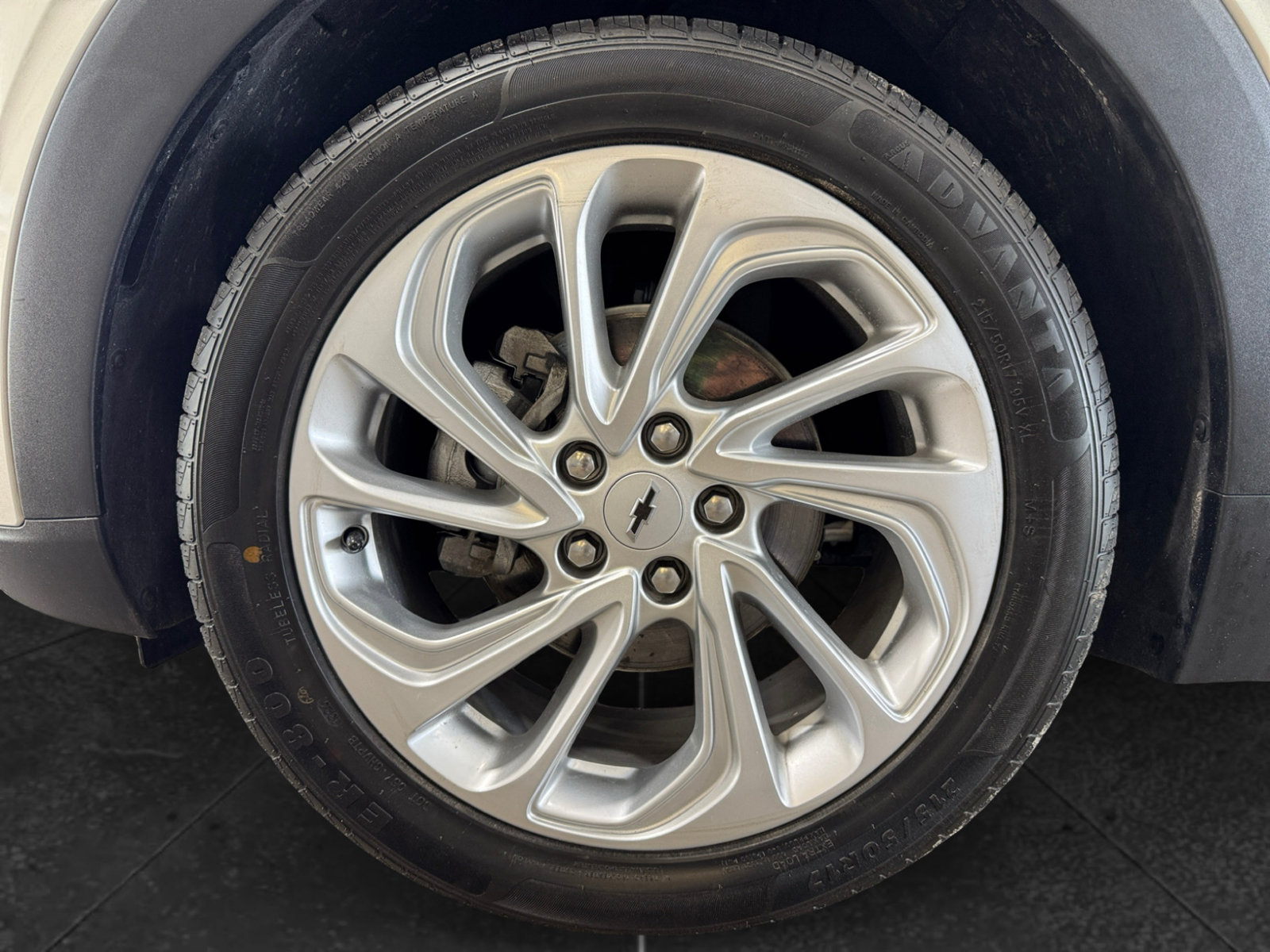 Used 2023 Chevrolet Bolt EUV LT FWD image 30