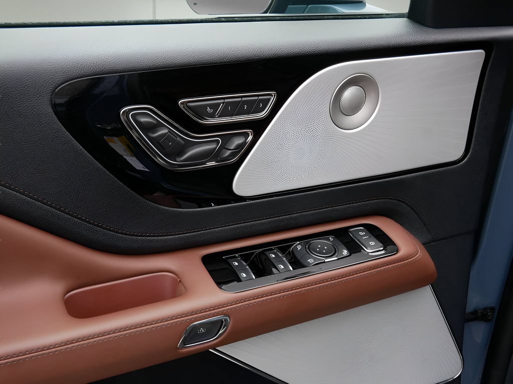 Used 2026 Lincoln Aviator Reserve AWD/4WD image 17