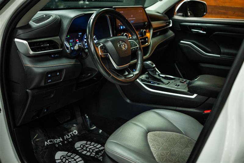 Used 2023 Toyota Highlander Bronze Edition image 9