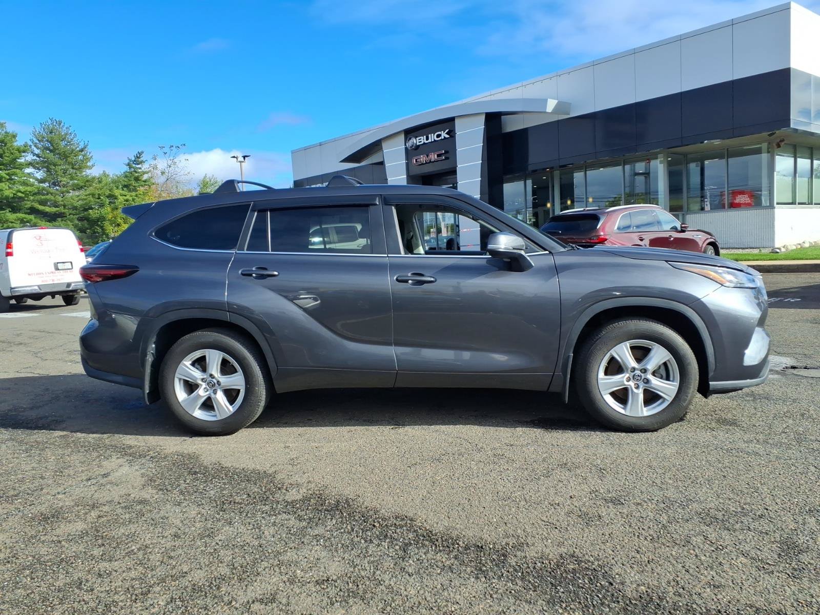 Used 2024 Toyota Highlander LE AWD/4WD image 2