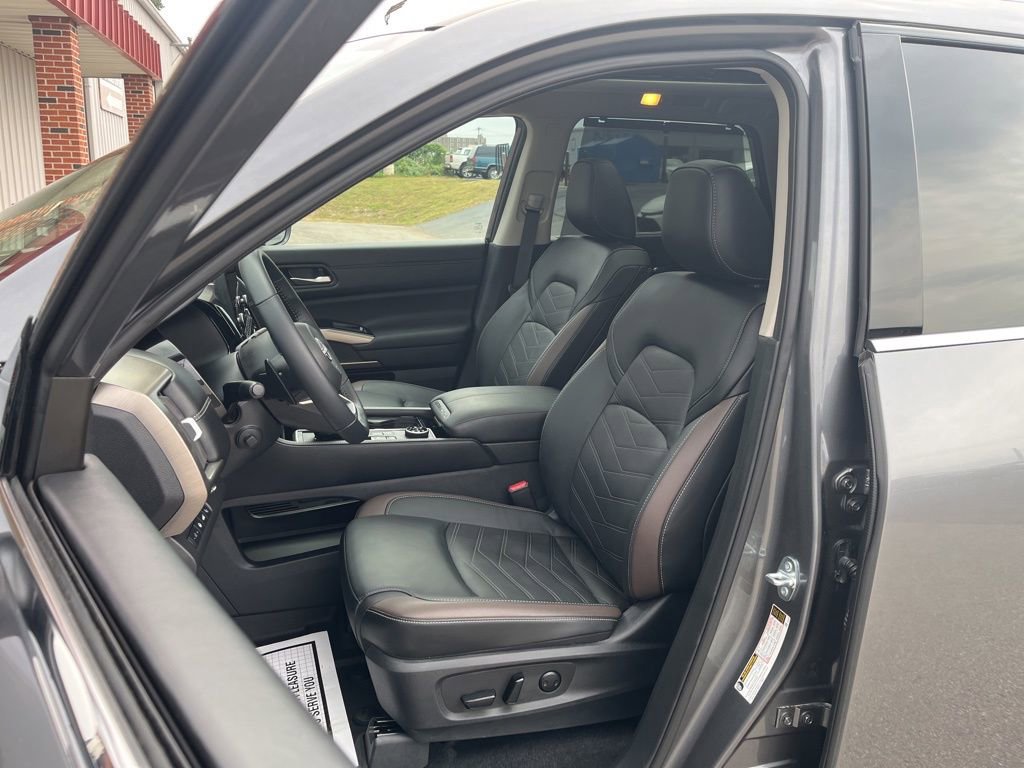 Used 2025 Nissan Pathfinder Platinum w/ Cargo Package image 18
