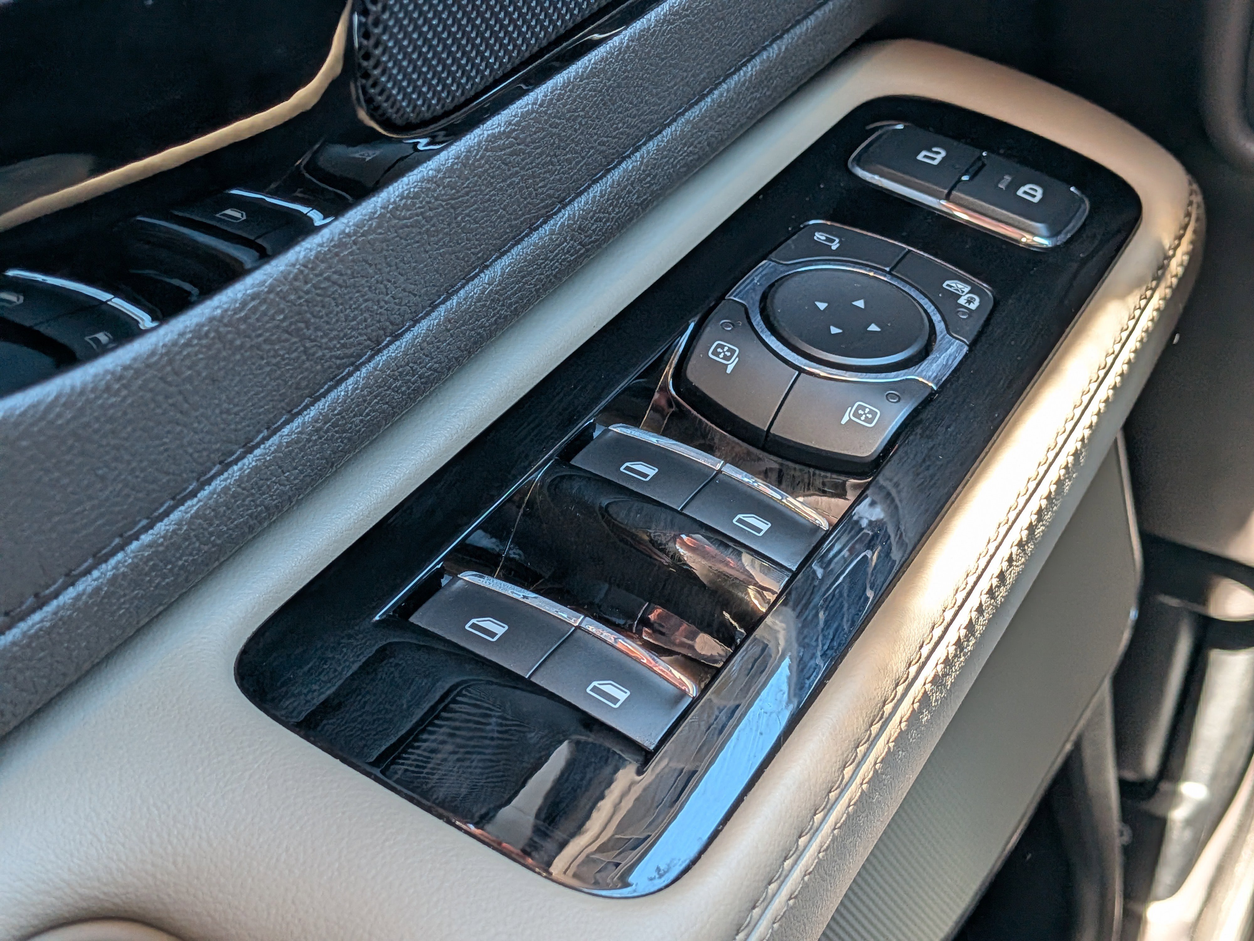 Used 2023 Lincoln Aviator 2WD w/ Premium Package image 22