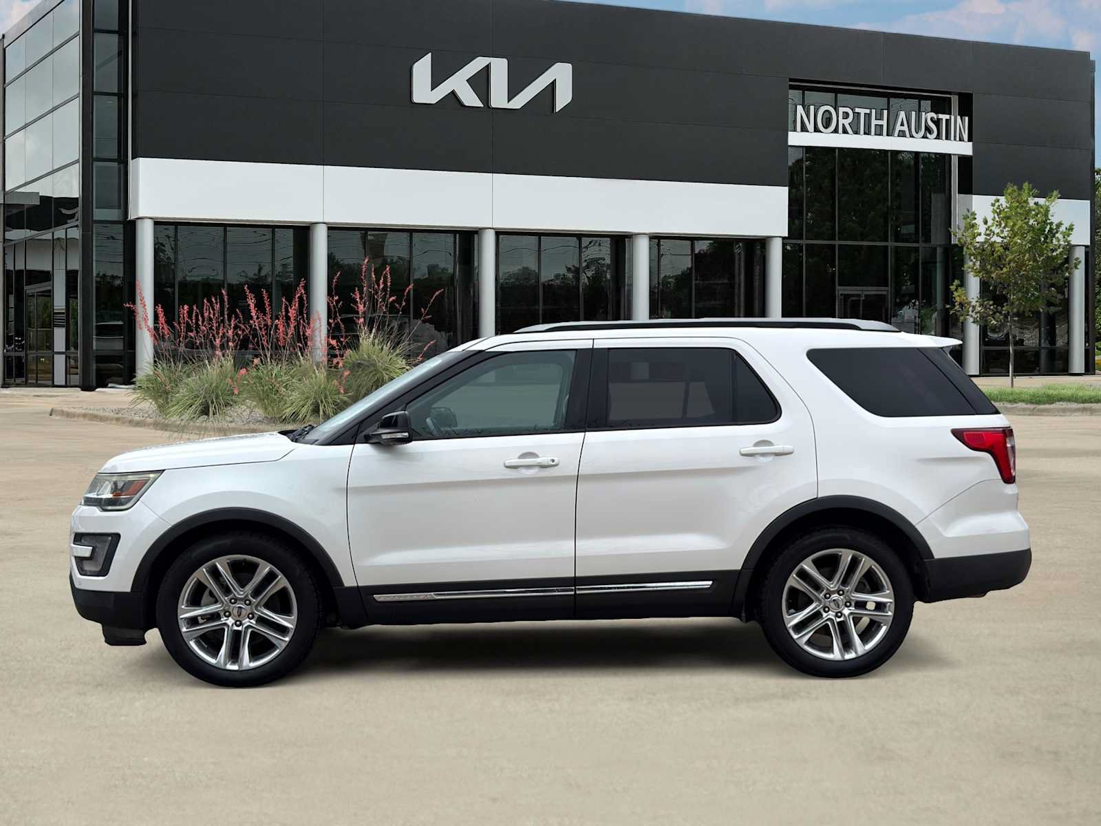 Used 2017 Ford Explorer XLT w/ Equipment Group 202A FWD image 4