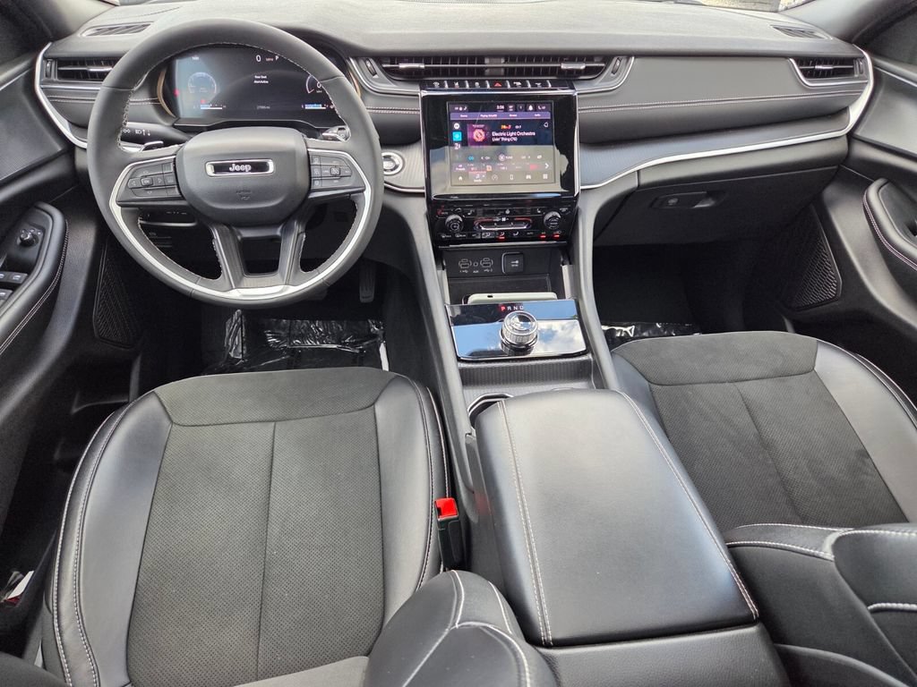 Used 2025 Jeep Grand Cherokee Altitude AWD/4WD image 10
