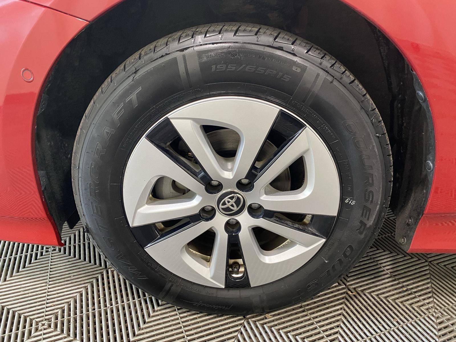 Used 2020 Toyota Prius LE AWD/4WD image 19