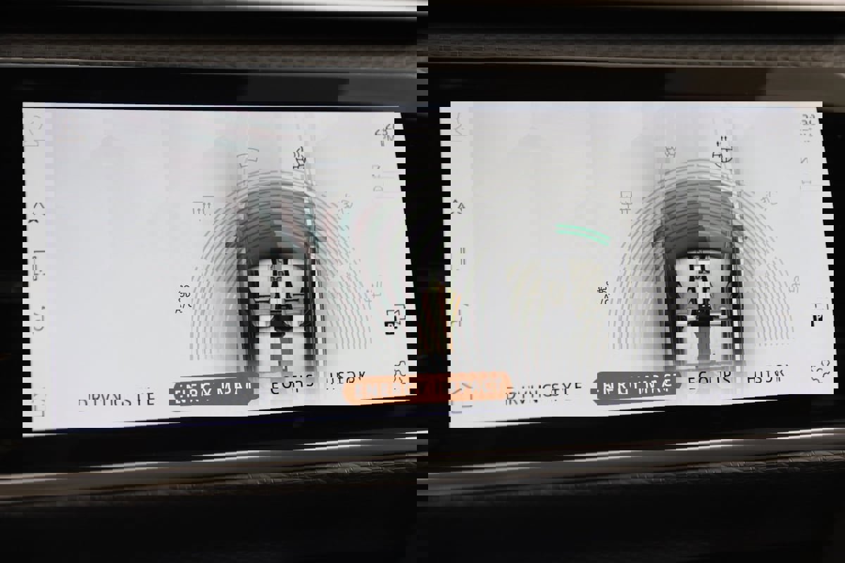 Used 2021 Land Rover Range Rover Velar R-Dynamic S image 32