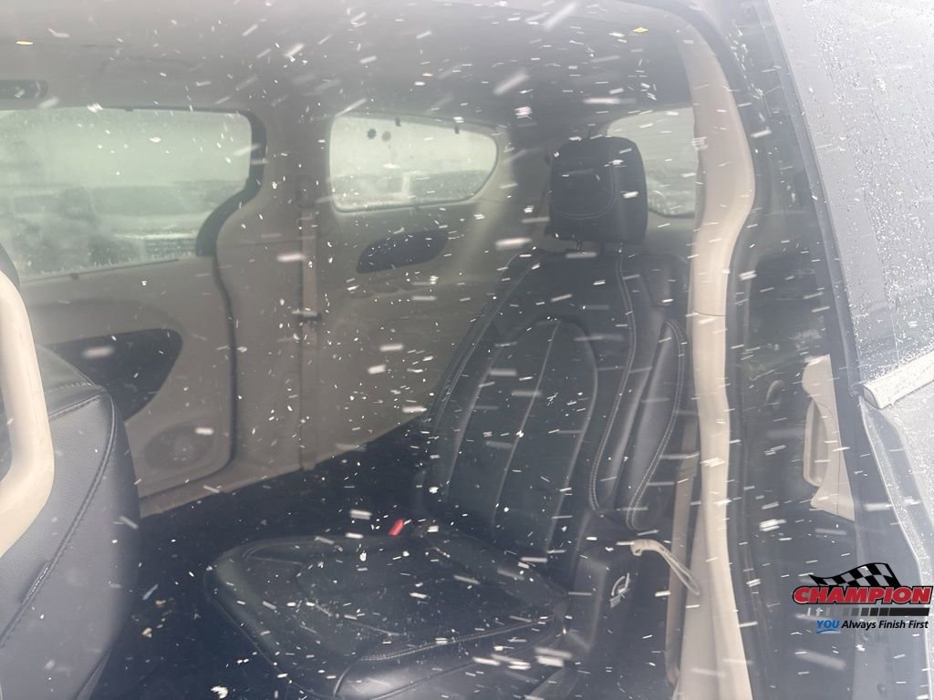 Used 2022 Chrysler Pacifica Touring-L image 14