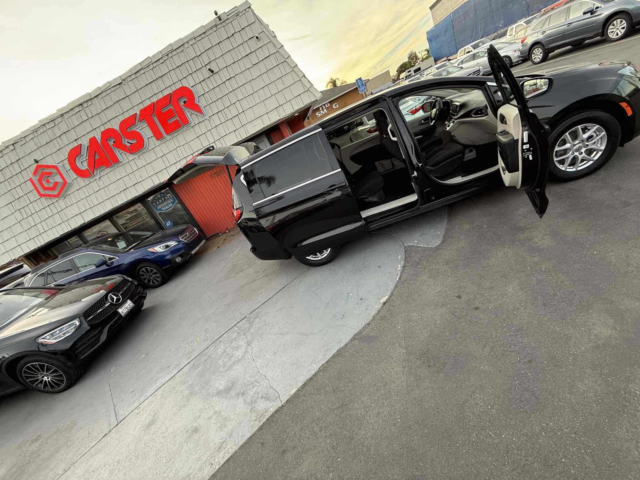 Used 2023 Chrysler Voyager LX image 13