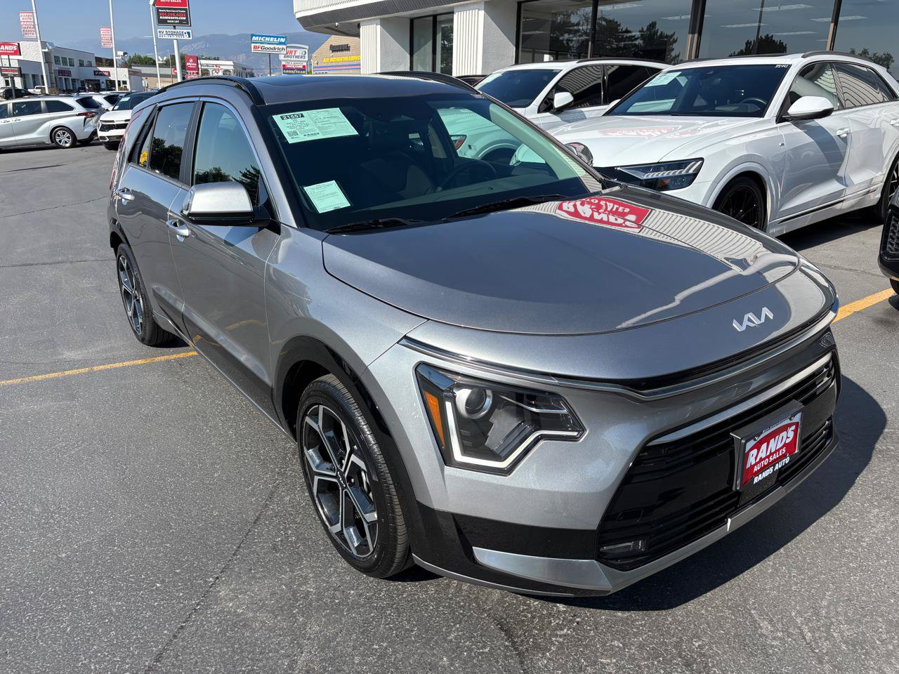 Used 2024 Kia Niro EX Touring FWD image 2