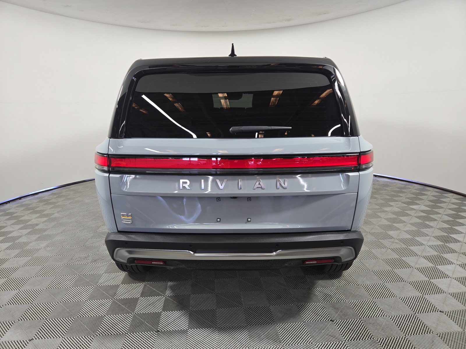 Used 2024 Rivian R1S Adventure AWD/4WD image 4