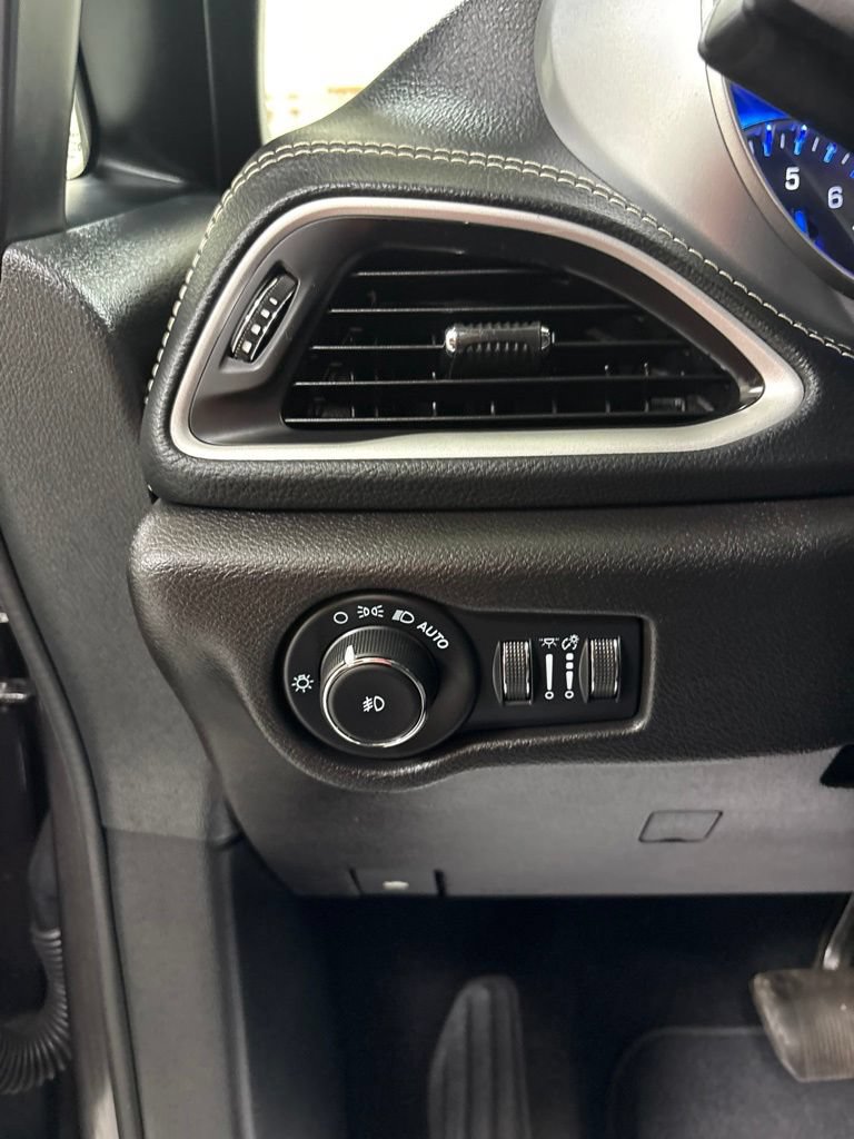 Used 2021 Chrysler Pacifica Touring w/ S Appearance Package FWD image 12