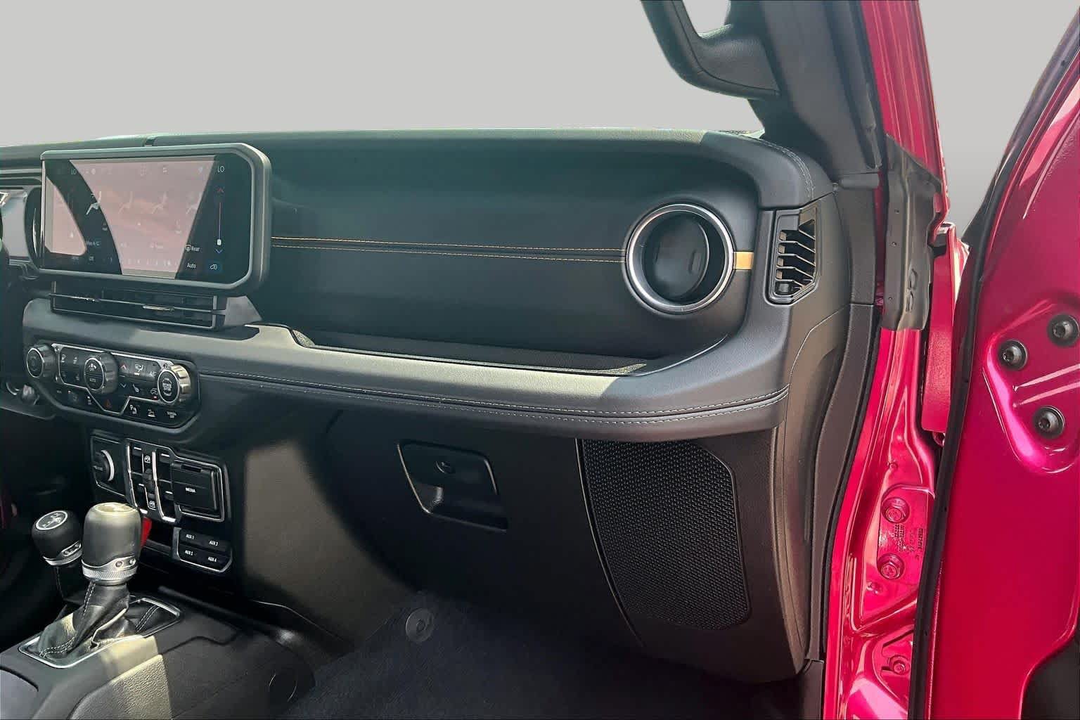 Used 2024 Jeep Wrangler Unlimited Sahara w/ Technology Group AWD/4WD image 18