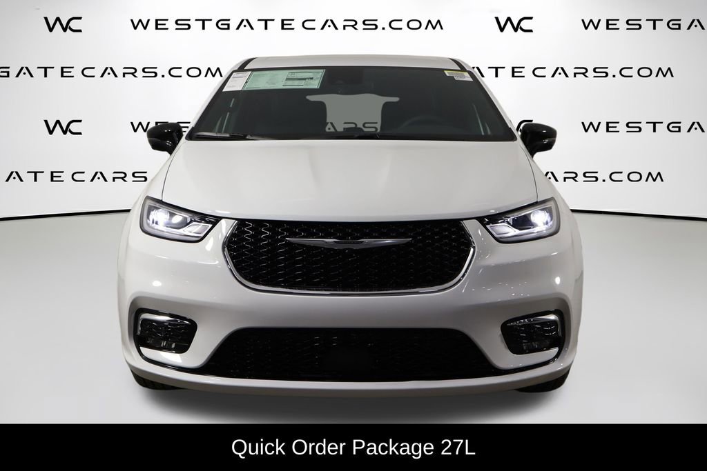 New 2026 Chrysler Pacifica Select image 2