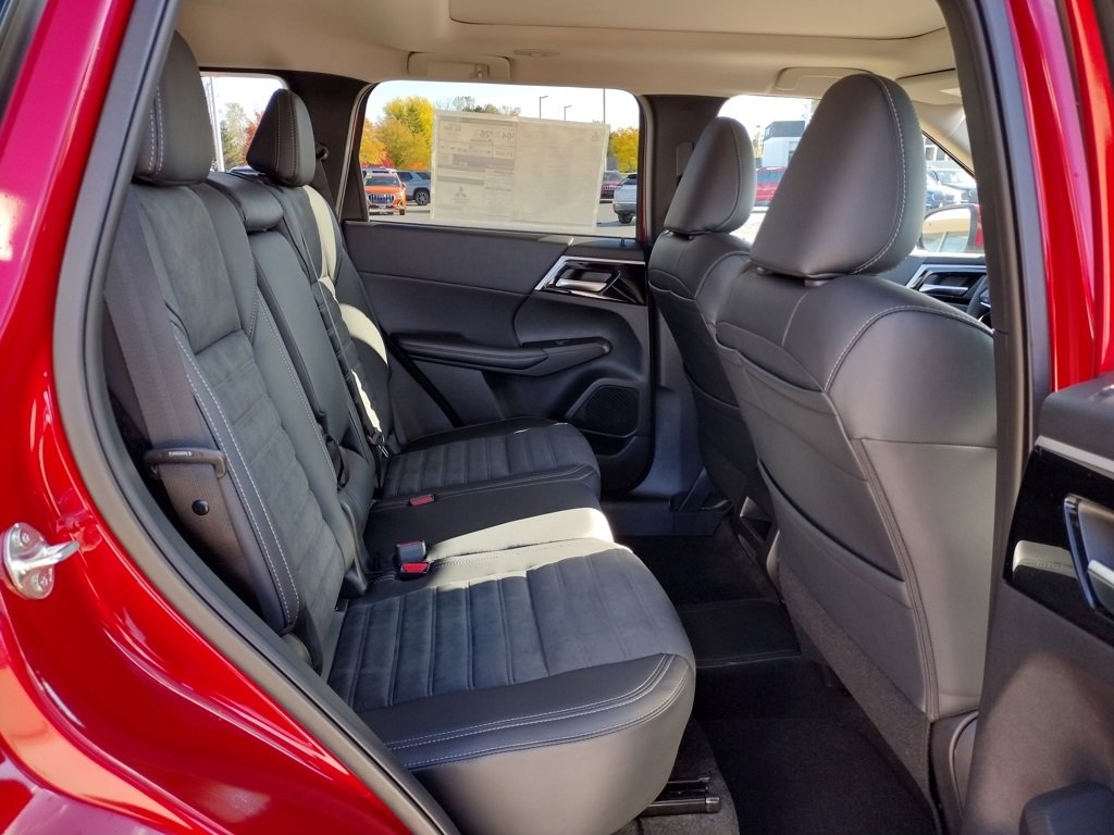 New 2025 Mitsubishi Outlander SE image 11