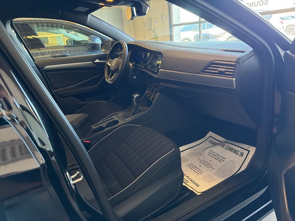 Used 2023 Volkswagen Jetta Sport image 2
