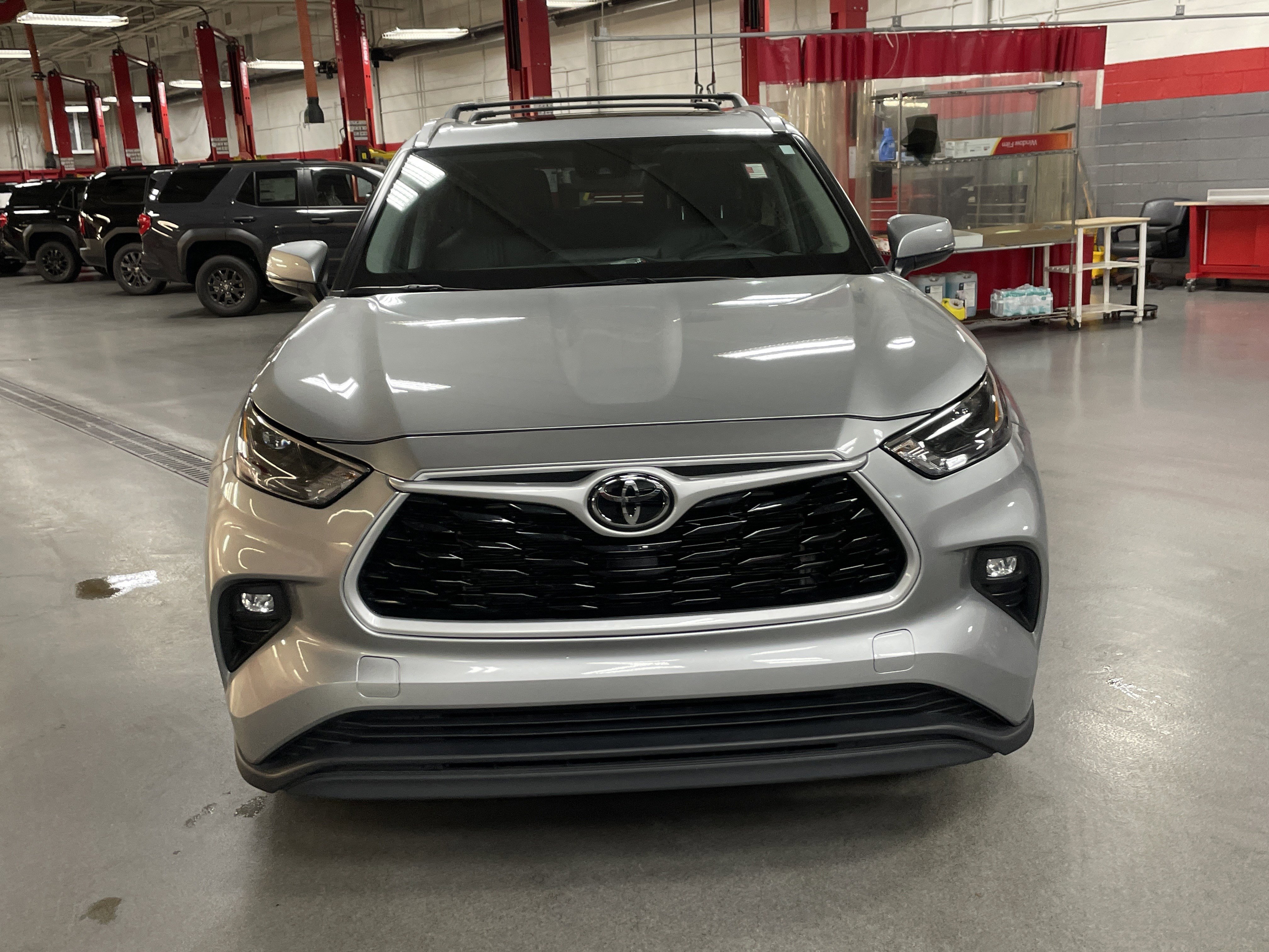 Used 2023 Toyota Highlander XLE FWD image 3