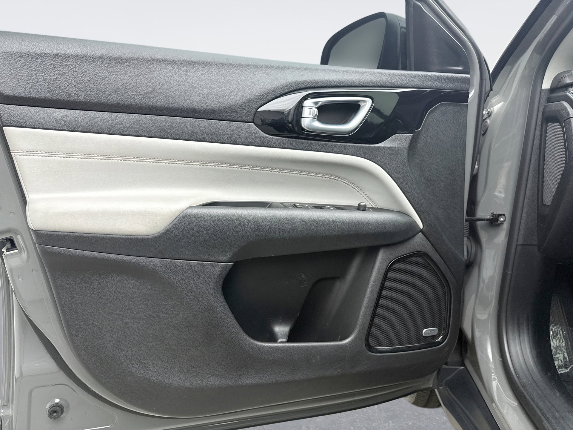 Used 2022 Jeep Compass Limited w/ Sun and Sound Group AWD/4WD image 9