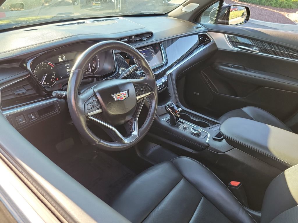 Used 2025 Cadillac XT6 Premium Luxury image 3